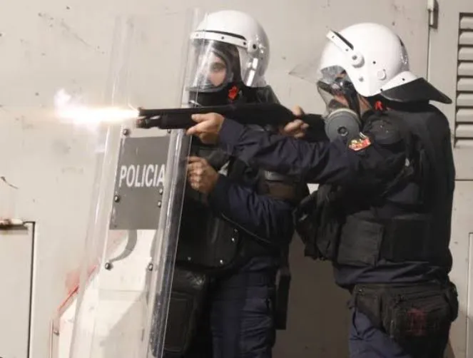 As gazetarët e Reuters nuk u shpëtojnë plumbave të gomës së policisë