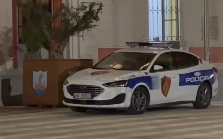 Revolta e studentëve, Bashkia Vlorë blindon dyert dhe dritaret