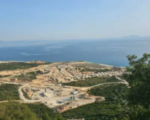 Ndërtimet kaotike në bregdetin shqiptar bëjnë “me dhimbje koke” BE-në