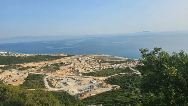Ndërtimet kaotike në bregdetin shqiptar bëjnë “me dhimbje koke” BE-në