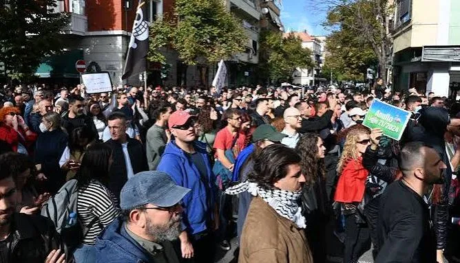 Auditorët dhe shkollat bosh, rinia shqiptare në revoltë