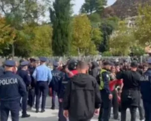 Tensione te gjimnazi “Ali Demi”, studentët bllokojnë hyrjen, prindërit mbërrijnë në shkollë