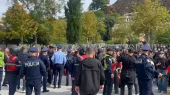Tensione te gjimnazi “Ali Demi”, studentët bllokojnë hyrjen, prindërit mbërrijnë në shkollë