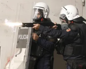 Plumbat e gomës kundër protestuesve dhe gazetarëve: Mos i kurseni