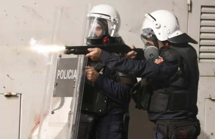 Plumbat e gomës kundër protestuesve dhe gazetarëve: Mos i kurseni