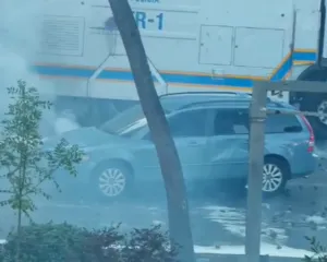 “Arenë lufte” në bulevard, protestuesit shtyjnë një makinë drejt policisë