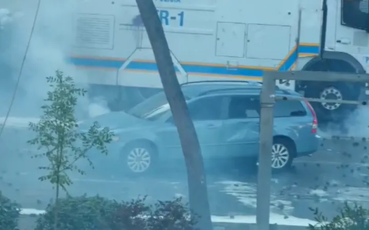 “Arenë lufte” në bulevard, protestuesit shtyjnë një makinë drejt policisë
