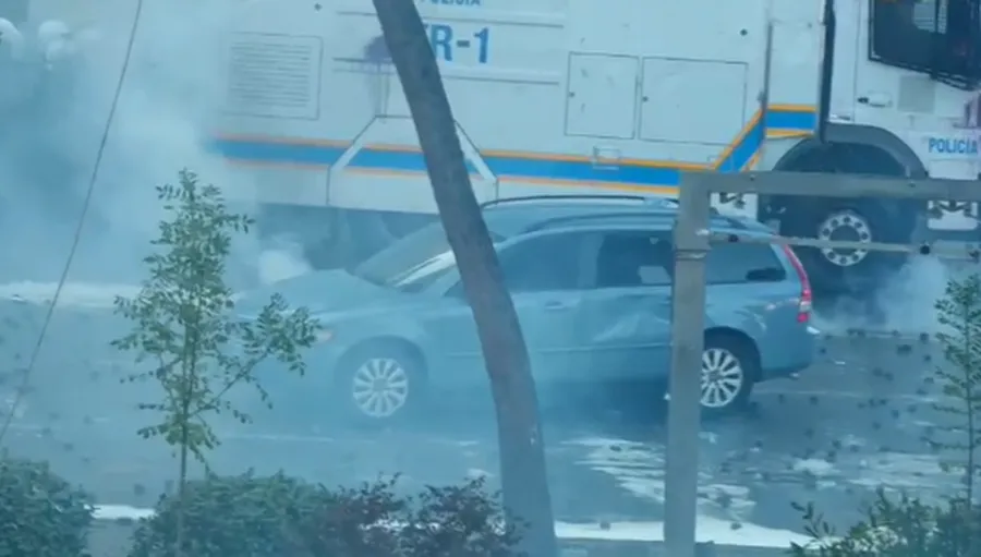 “Arenë lufte” në bulevard, protestuesit shtyjnë një makinë drejt policisë
