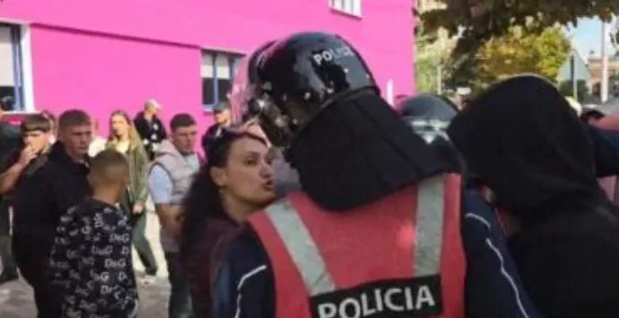 Tensione në Korçë, protestuesit godasin shefin e Komisariatit