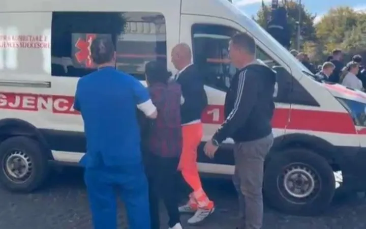 Tensionet në Lezhë, një grua dhe një vajzë me urgjencë në spital