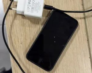 Kontroll në burgun e Shkodrës, zbulohen celular dhe karikues