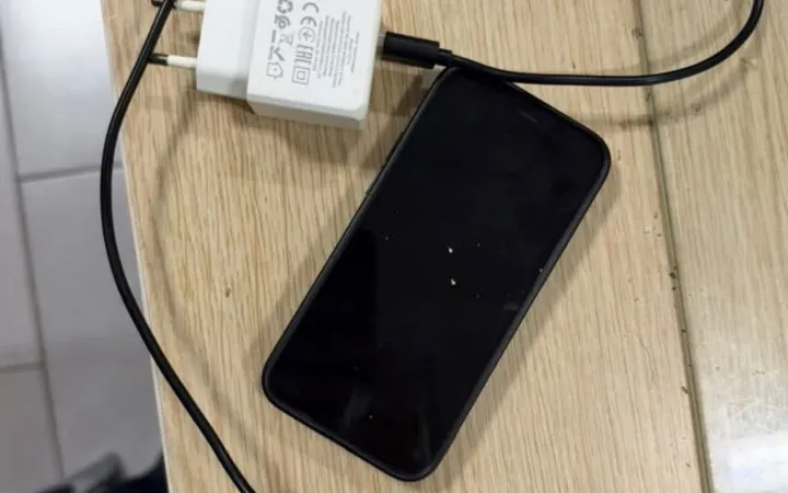 Kontroll në burgun e Shkodrës, zbulohen celular dhe karikues
