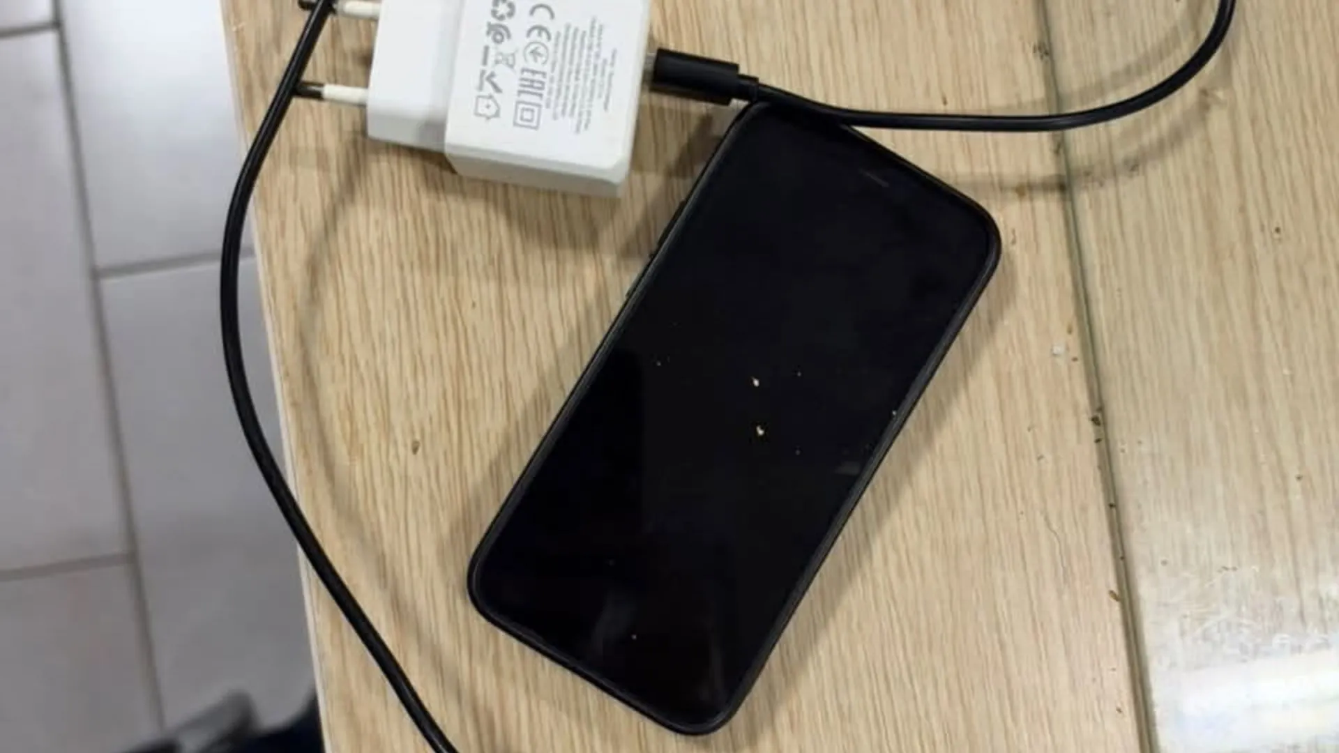 Kontroll në burgun e Shkodrës, zbulohen celular dhe karikues