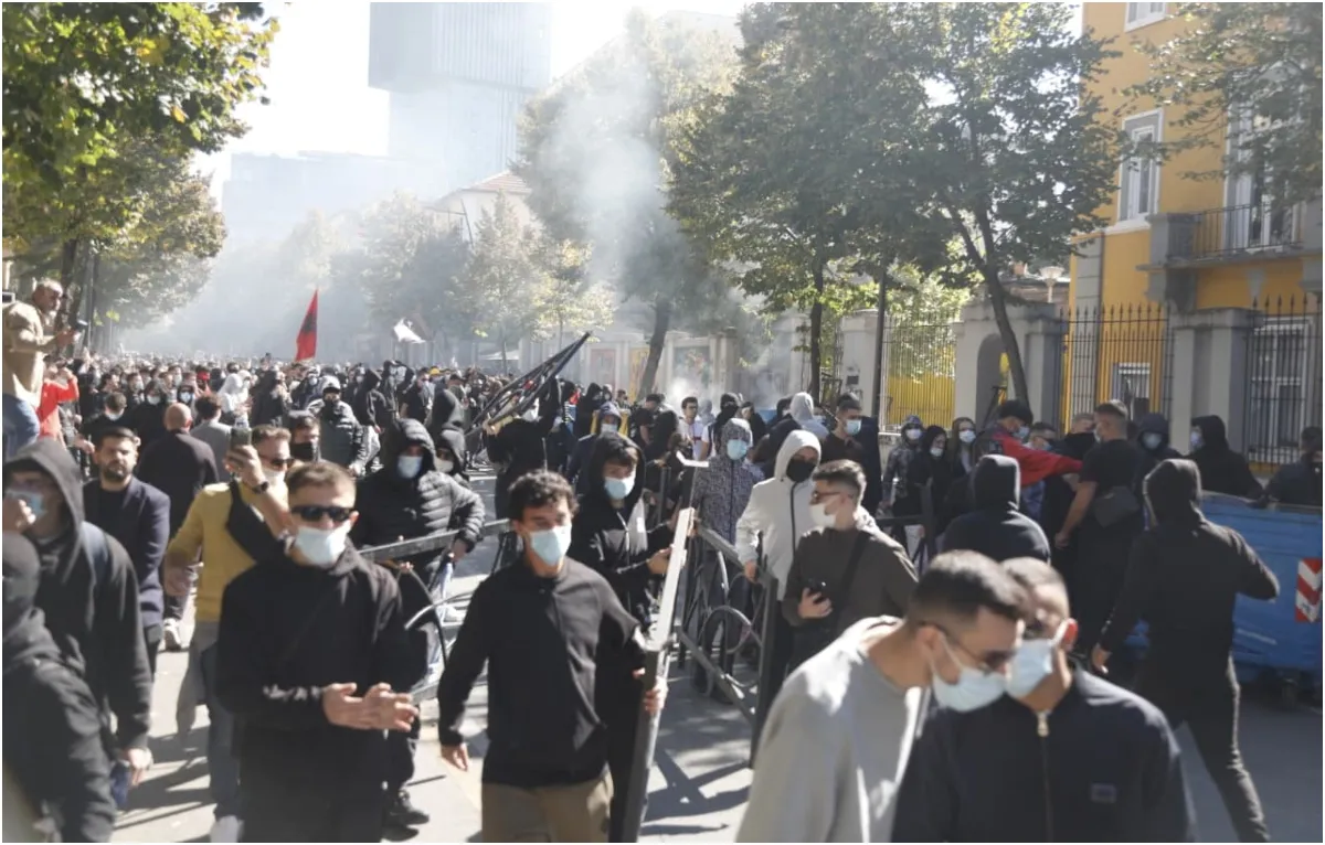 Studentët dhe pedagogët nuk ndalen, rikthehen sot sërish në protestë