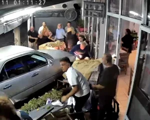 Shqiptari përfundon me makinë brenda në lokal, plagos 3 persona