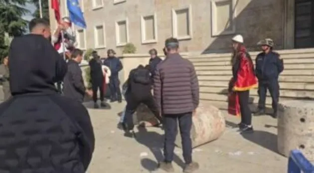 Studentët refuzojnë sërish Ramën, largojnë blloqet e “Dialogut”