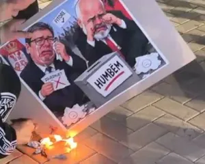 Protestuesit djegin Edi Ramën dhe Aleksandar Vuçiçin (VIDEO)
