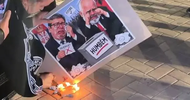 Protestuesit djegin Edi Ramën dhe Aleksandar Vuçiçin (VIDEO)