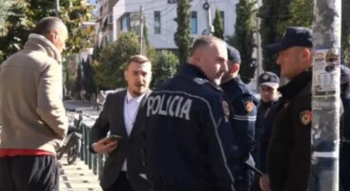Përplasje te gjimnazi “Partizani”, drejtori i Policisë së Tiranës përplaset me gazetarin