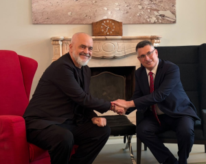 Edi Rama dhe Gideon Sa’ar i japin “besën” njëri-tjetrit