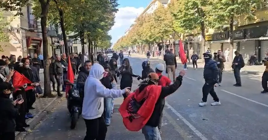 Dita e 6-të e revoltës së studentëve, protestuesit ‘e djegin’ me valle