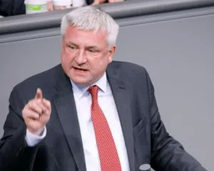 Deputeti i Bundestagut: Shqiptarët kërkojnë fundin e korrupsionit dhe lidhjeve me krimin