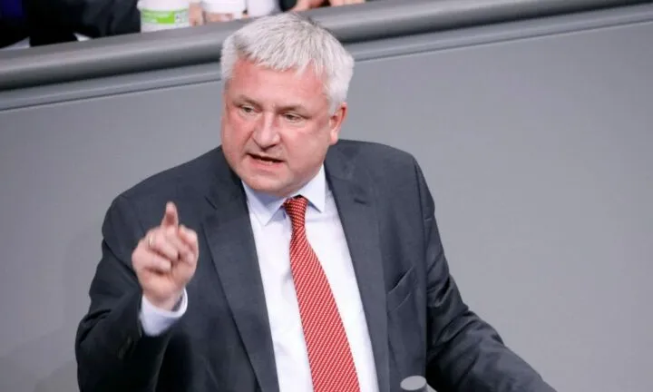 Deputeti i Bundestagut: Shqiptarët kërkojnë fundin e korrupsionit dhe lidhjeve me krimin