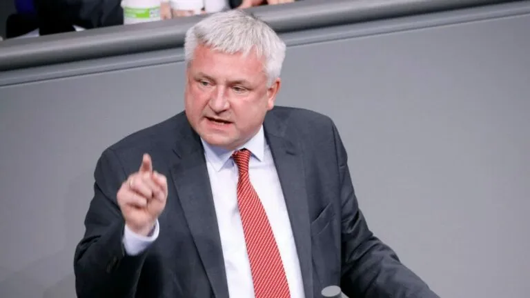 Deputeti i Bundestagut: Shqiptarët kërkojnë fundin e korrupsionit dhe lidhjeve me krimin