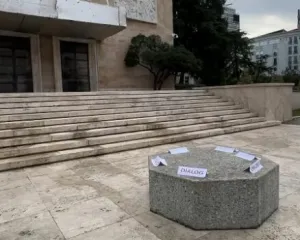 Rama heq dorë nga karriget e dialogut, nxjerr tavolinën prej guri