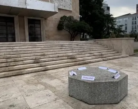 Rama heq dorë nga karriget e dialogut, nxjerr tavolinën prej guri