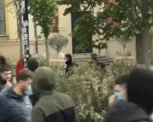 Studentët godasin me gurë dhe kapsolla Bashkinë e Tiranës