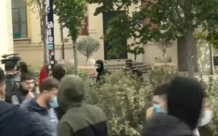 Studentët godasin me gurë dhe kapsolla Bashkinë e Tiranës