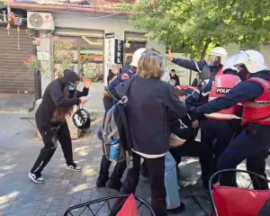 Dhunë ekstreme te Rruga e Durrësit, polici kap adoleshentin nga fyti
