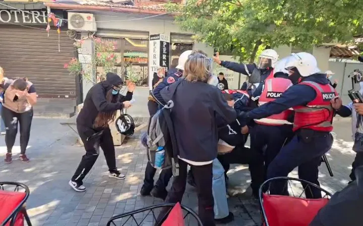 Dhunë ekstreme te Rruga e Durrësit, polici kap adoleshentin nga fyti