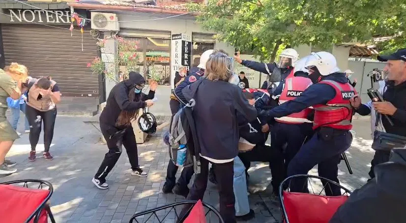 Dhunë ekstreme te Rruga e Durrësit, polici kap adoleshentin nga fyti