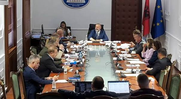 “Keni përdhunuar Kushtetuesen”, Strazimiri përplaset me Manjën