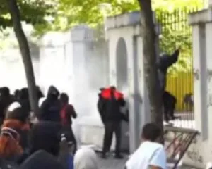 Shtohen tensionet, protestuesit kalojnë rrethimin te Ministria e Arsimit
