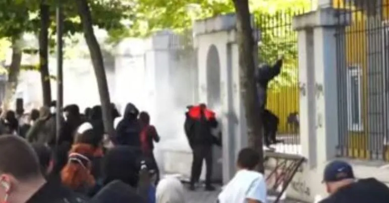 Shtohen tensionet, protestuesit kalojnë rrethimin te Ministria e Arsimit