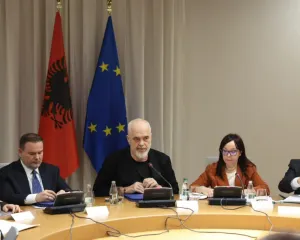 Rama “fut hundët” edhe te fëmijët: Do jenë në shkollë deri në 17:00