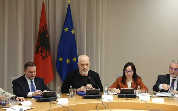 Rama “fut hundët” edhe te fëmijët: Do jenë në shkollë deri në 17:00