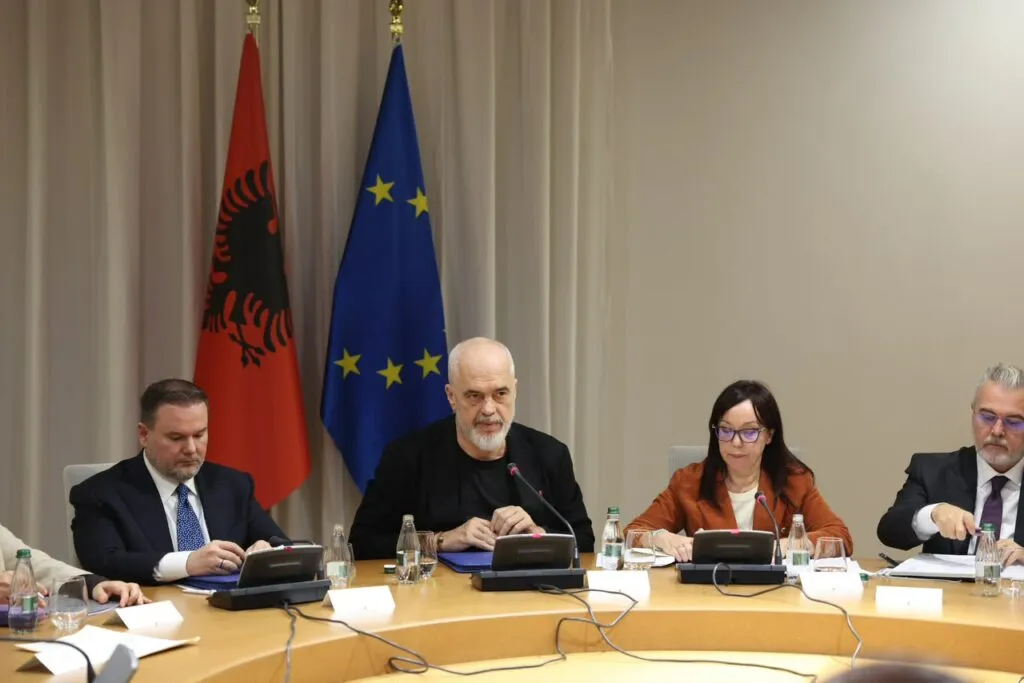 Rama “fut hundët” edhe te fëmijët: Do jenë në shkollë deri në 17:00