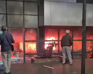 Revolta/ Përfshihet nga flakët godina e OTP Bank në Myslym Shyri