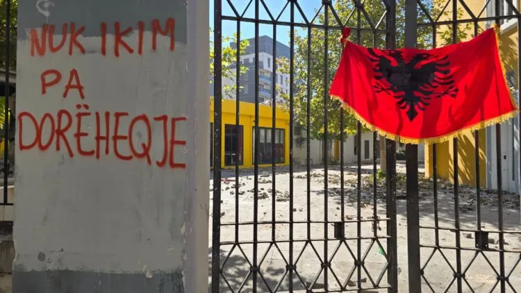 “Rama dorëhiqu”/ Çfarë kërkojnë të rinjtë më pas?!