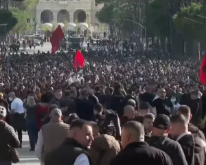Revoltë, tym dhe gaz lotsjellës, Tirana me kaosit dhe përplasjeve