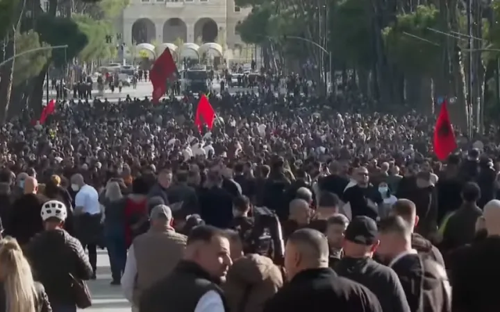 Revoltë, tym dhe gaz lotsjellës, Tirana me kaosit dhe përplasjeve