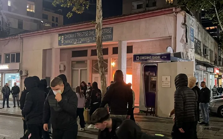 Tirana në flakë, digjet edhe Dhoma e Ekonomisë dhe Tregtisë
