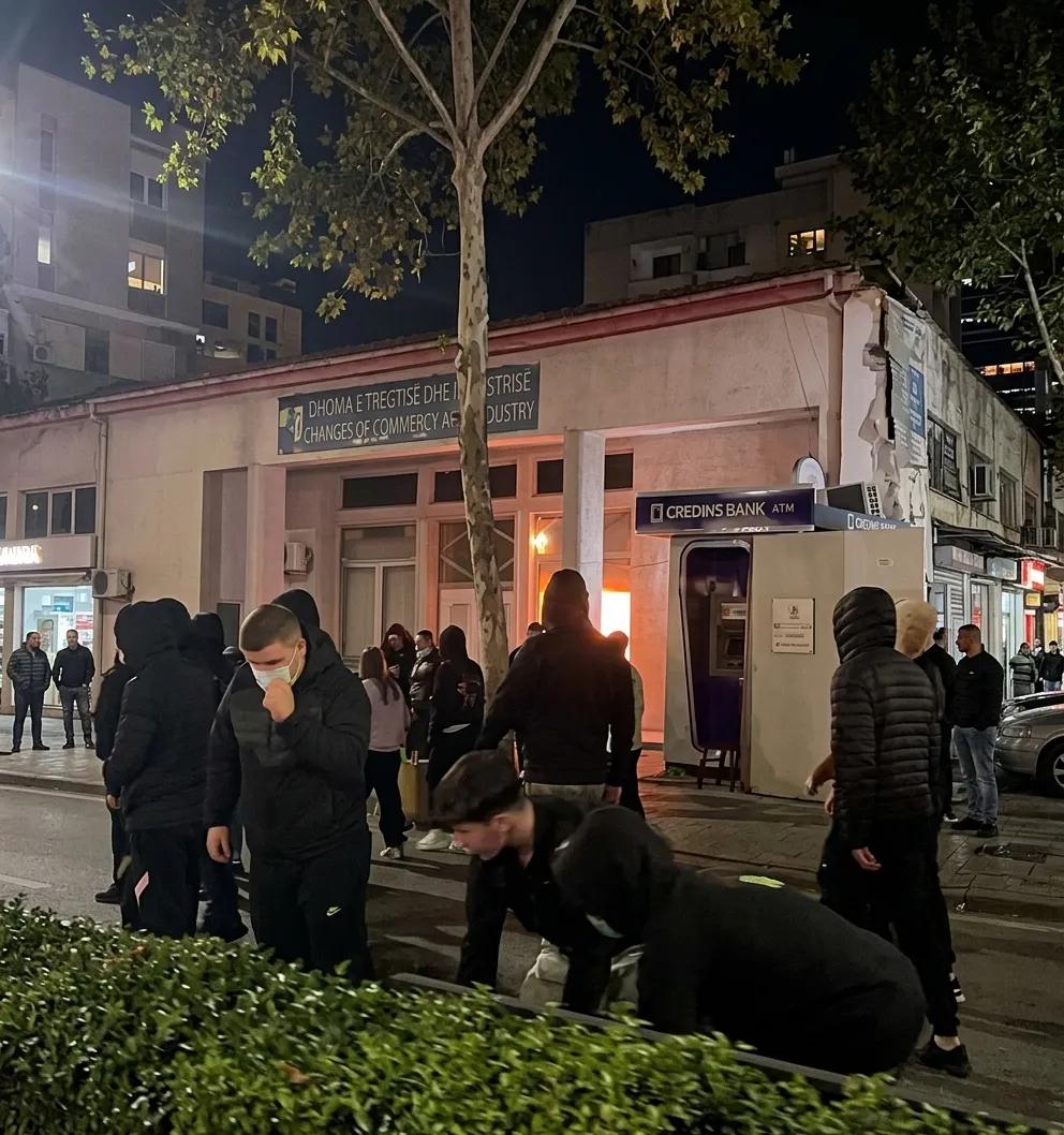 Tirana në flakë, digjet edhe Dhoma e Ekonomisë dhe Tregtisë
