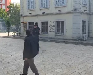 Gurë e kapsolla drejt Bashkisë Shkodër, plagoset një vajzë