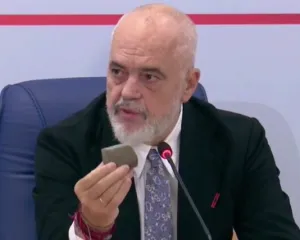 Rama shfaqet me “armën” e rëndë të protestuesve: Këtu mbaron e drejta për të protestuar