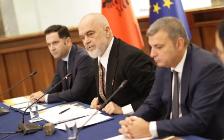 Rama përdor Sejkon si dekor për të fajësuar Antifa-n, ‘kyç gojën’ për rënien e euros